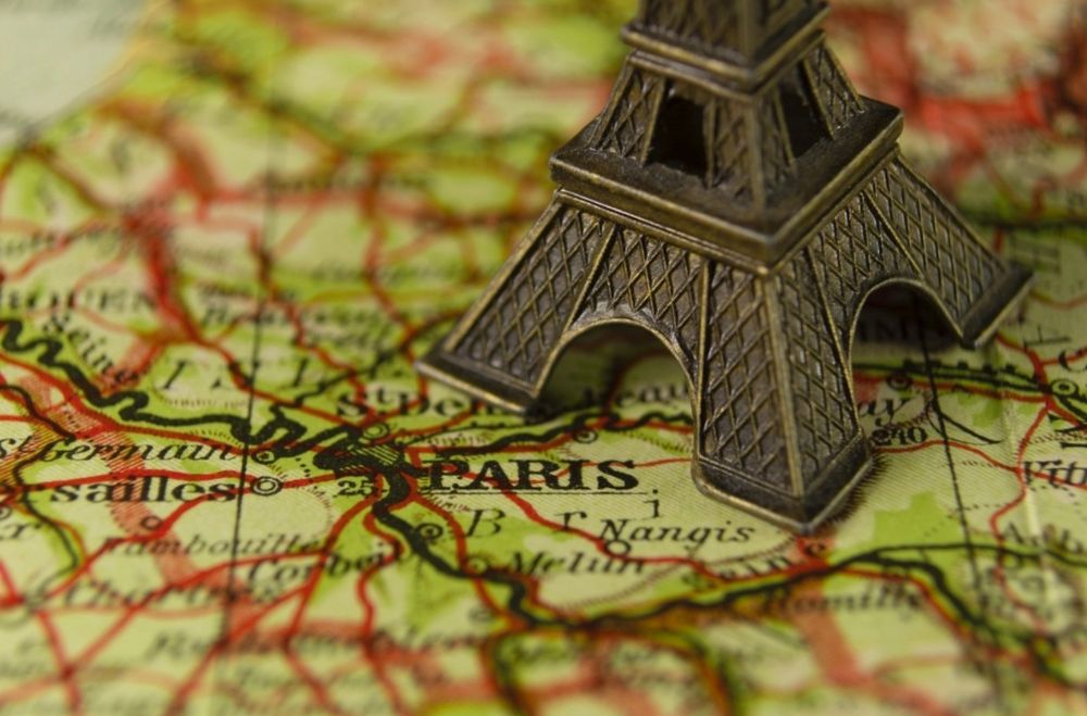 Plus de 1000 cartons, soit un total de 20 tonnes de tours Eiffel miniatures, ont été saisis lors des perquisitions dans deux boxes de stockage.
