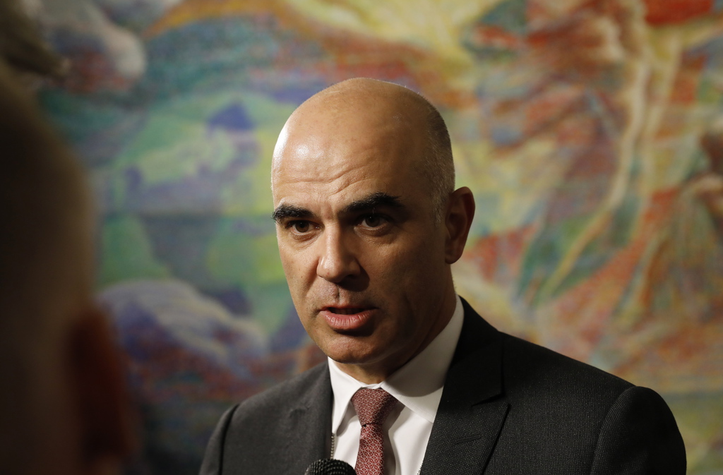 Les nouvelles dispositions sur l'observation secrète des assurés légalisent les contrôles sans violer la sphère privée, estime Alain Berset.