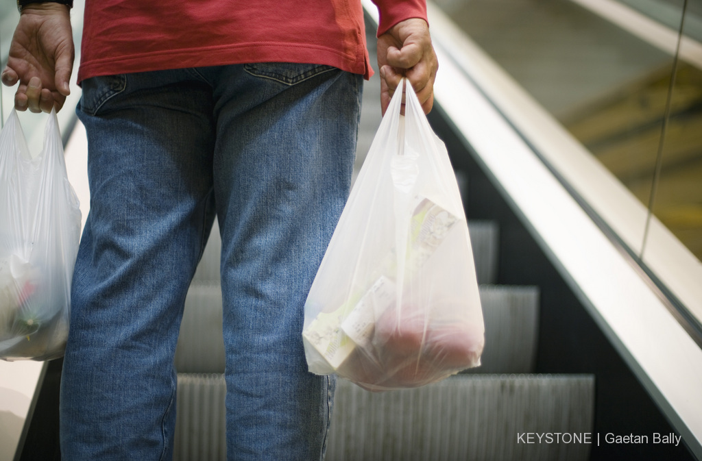 Si les sacs plastiques ont pratiquement disparu des magasins suisses, il y a encore trop d'emballages superflus, selon Greenpeace (illustration).
