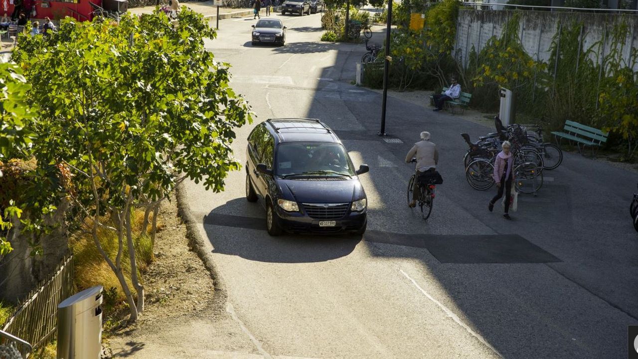 Au nord de la gare, les piétons, les cyclistes et les automobilistes cohabitent dans ce secteur.