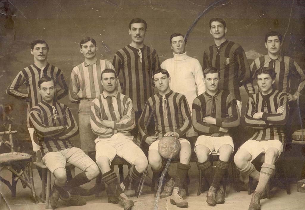 Voici une photo de la première équipe du Stade Nyonnais lors de la saison 1911-1912.