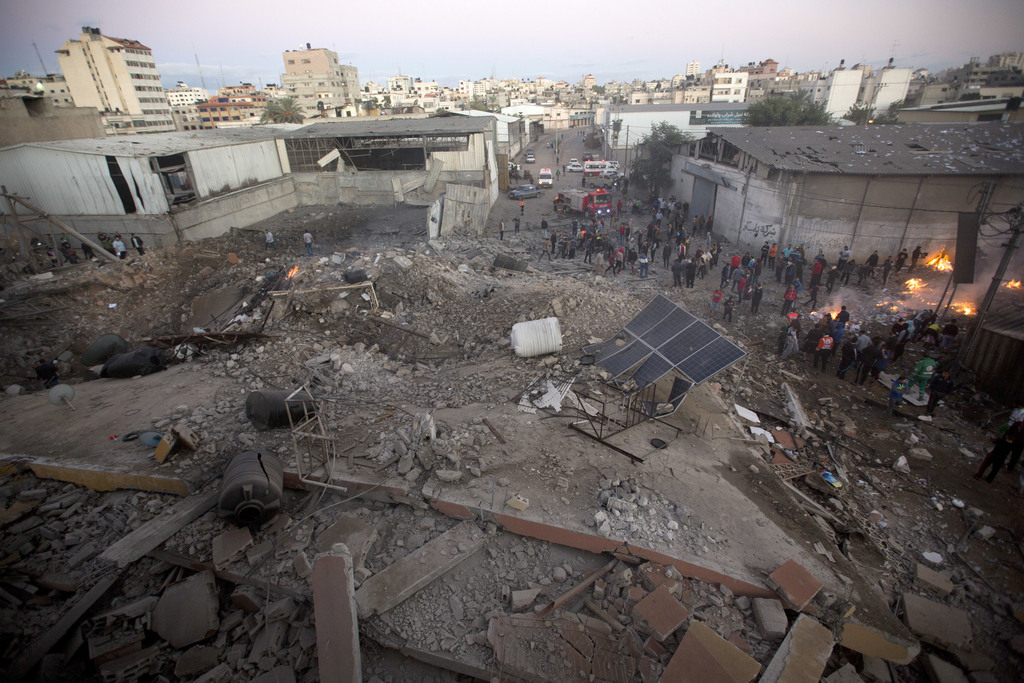 Ce samedi matin, des habitants palestiniens constatent les dégâts provoqués par les raids aériens israéliens sur Gaza.
