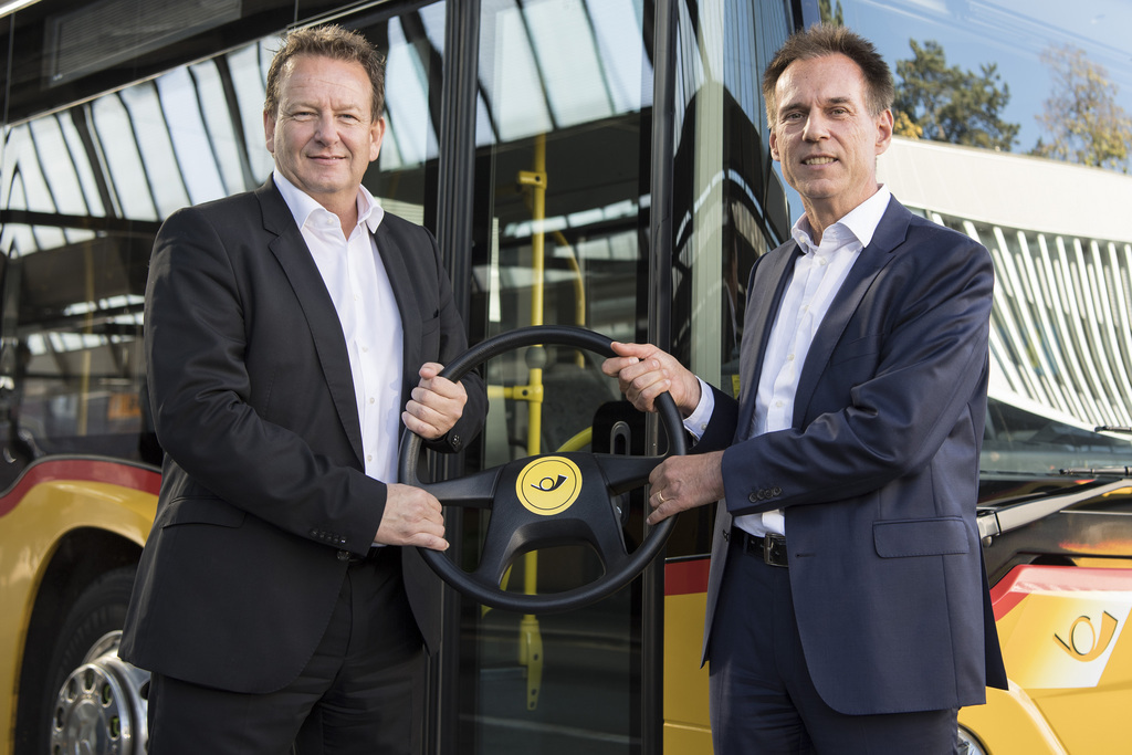 Le nouveau directeur de CarPostal, Christian Plüss (à droite), reprend le flambeau des main de Thomas Baur, directeur ad interim.