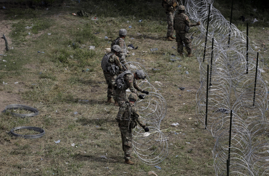 Vendredi, une centaine seulement de militaires étaient arrivés dans la localité de McAllen (Texas), un des principaux points de passage entre les Etats-Unis et le Mexique.