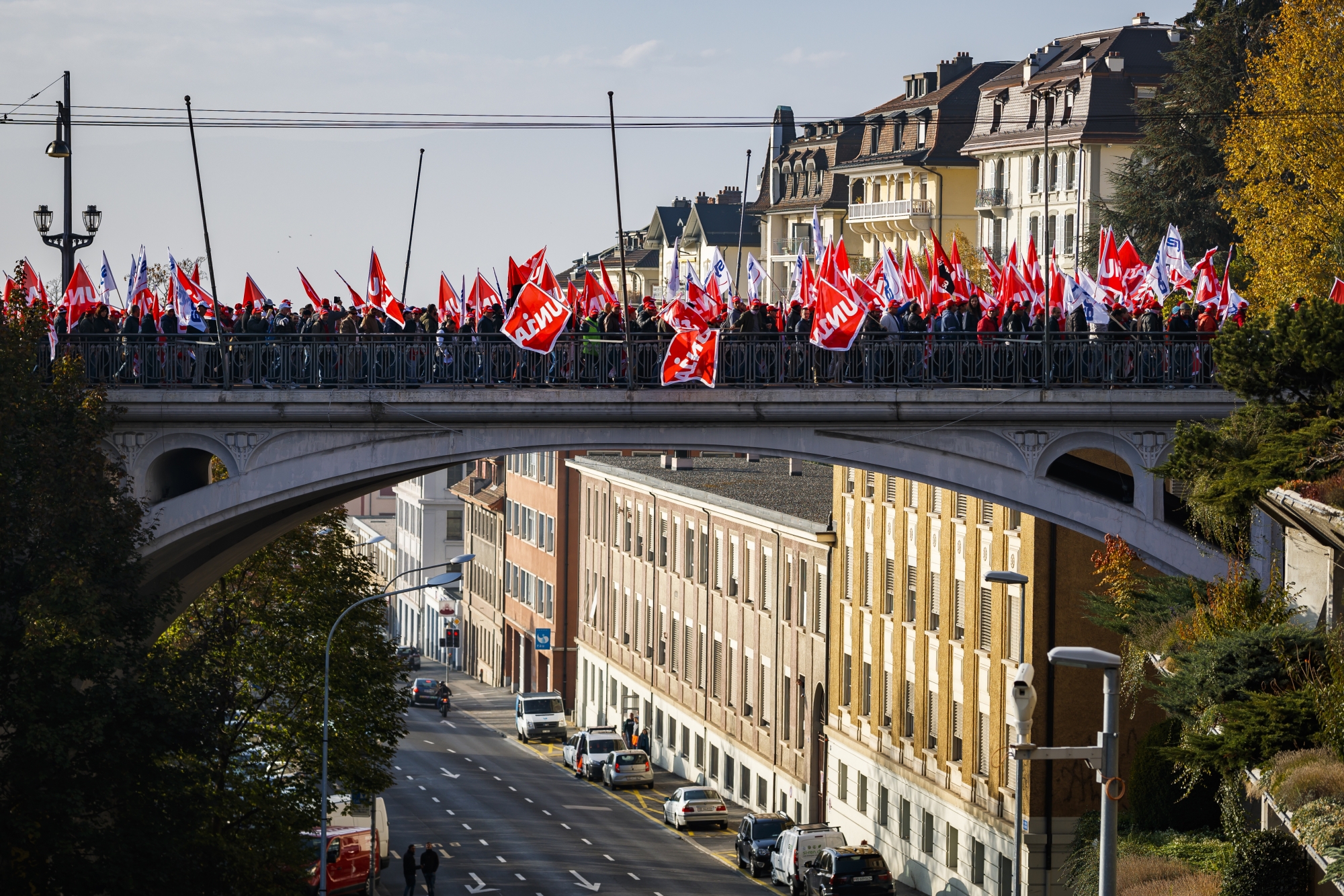 Des maçons dont le nombre est estime entre 3000 et 4000, selon la police et les organisateurs respectivement, manifestent dans la rue lors de la première de deux journées de protestation des travailleurs de la construction du canton de Vaud, ce lundi 5 novembre 2018 à Lausanne.
