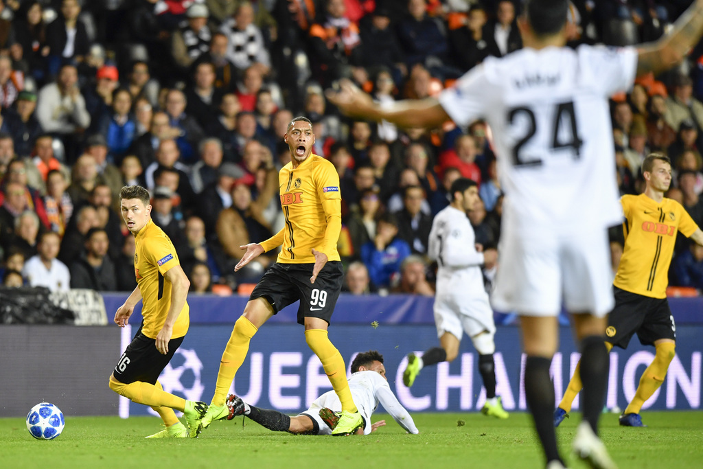 Guillaume Hoarau (au centre), et ses coéquipiers de Young Boys n'ont rien pu faire face aux assauts du Valence CF.