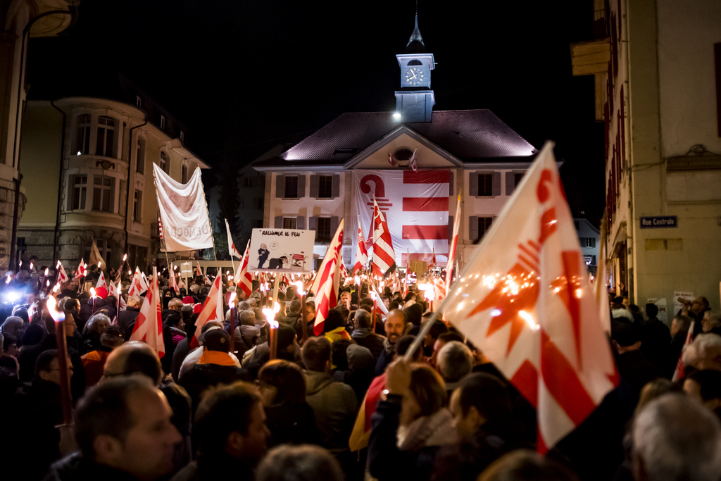 Entre 5000 et 10'000 personnes ont manifesté à Moutier (BE) pour dénoncer l'invalidation du vote de juin 2017 en faveur du rattachement au canton du Jura.