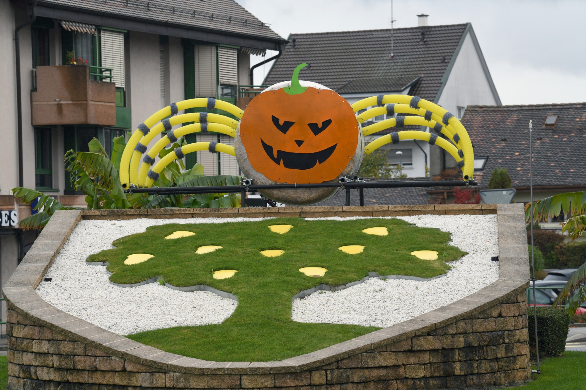 Une araignée géante s'est installée sur le giratoire de l'entrée de Gland à l'occasion d'Halloween.