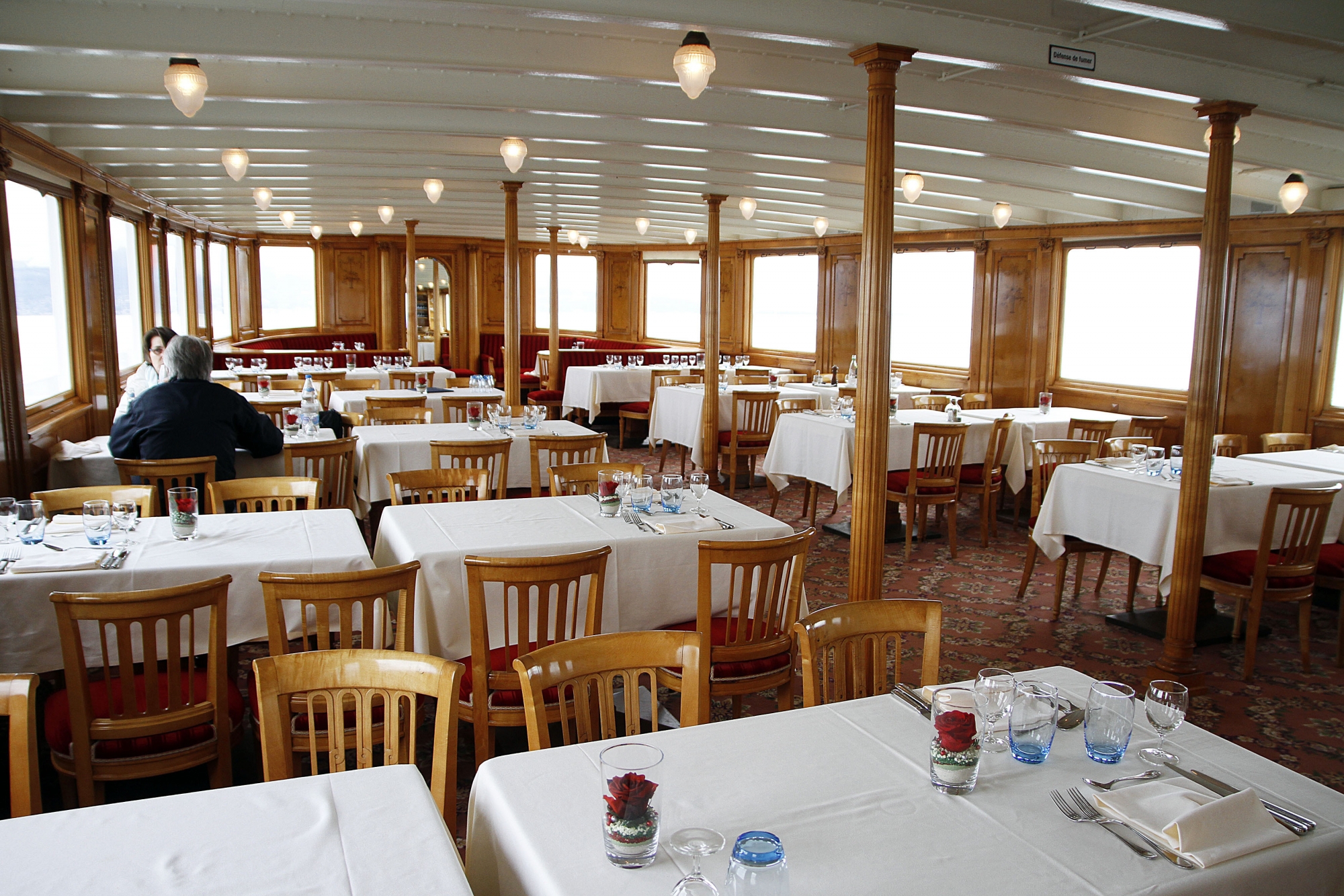 Le restaurant du "Simplon", un bateau de la flotte Belle Epoque de la CGN. 