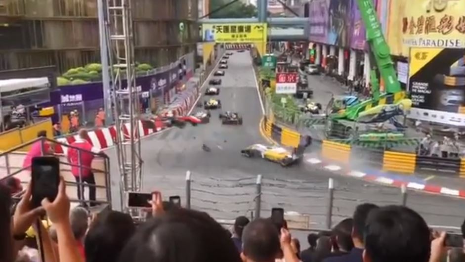 La voiture a décollé à pleine vitesse dans un violent accident.