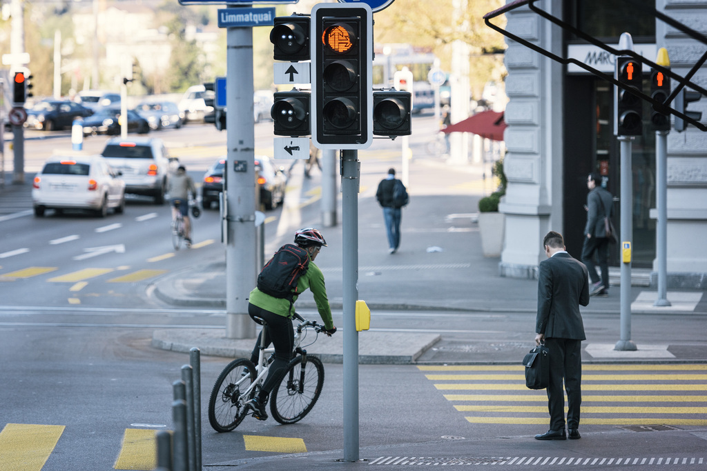 En juillet 2017 à Genève, un cycliste avait mortellement fauché un piéton qui rentrait de son travail. Le procès du cycliste a débuté ce vendredi. Il est jugé pour homicide par négligence (image d'illustration).