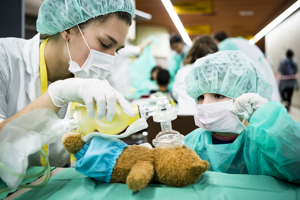 En fonction des bobos, les enfants ont pris part aux différentes activités de soins, comme opérer, faire un pansement, des sutures, une radiographie ou poser un plâtre, le tout de manière ludique.