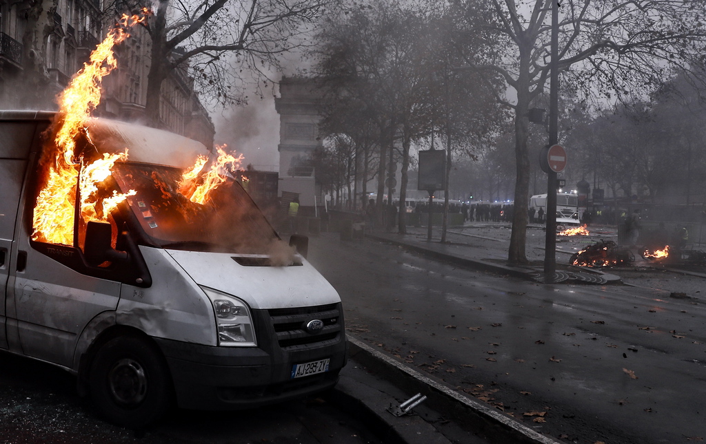Voitures brûlées, bâtiments incendiés, vitrines brisées : Paris se réveille après le chaos. 133 personnes ont été blessées, dont 23 membres des forces de l'ordre.
