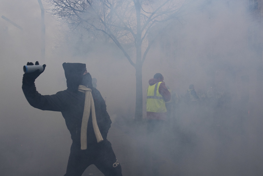 Les auteurs des violences qui ont eu lieu ce week-end à Paris, lors de la mobilisation des "gilets jaunes", présentent des profils très différents.