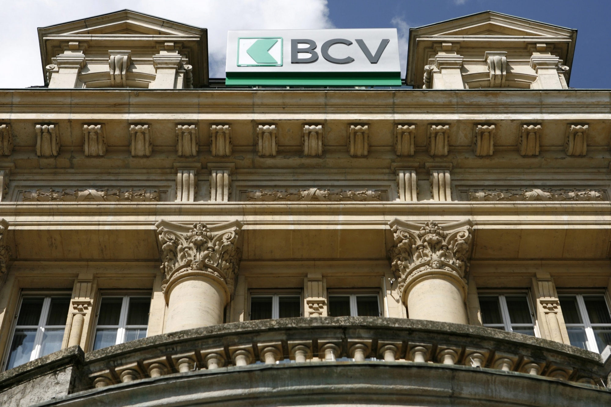 Le siege de la Banque Cantonale Vaudoise, BCV, photographie avec les nouvelles enseignes ce mardi 18 avril 2006 a Lausanne. (KEYSTONE/Laurent Gillieron) SCHWEIZ BCV HAUPTSITZ