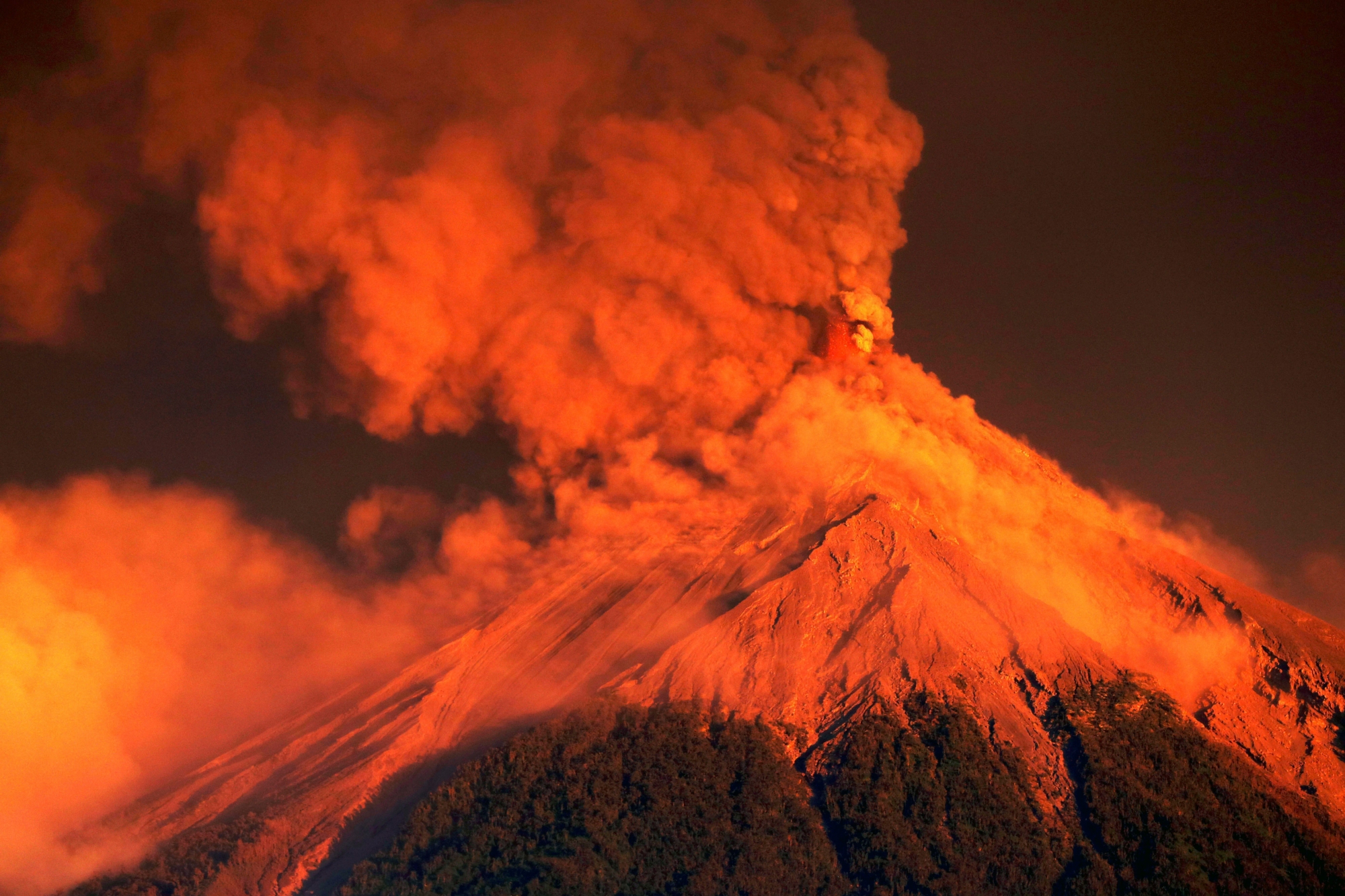 epaselect epa07177201 A view of the Fuego volcano eruption at sunrise, seen from El Rodeo, Escuintla, Guatemala, 19 November 2018. More than 2,000 people were evacuated from several villages due to the strong eruption that continues in the Fuego volcano, located 50 kilometers west of the Guatemalan capital, authorities said. The evacuations are carried out in a preventive way to avoid any misfortune due to the eruption of the volcano, the fifth recorded in the year, according to the National Coordinator for Disaster Reduction (Conred).  EPA/Esteban Biba epaselect GUATEMALA VOLCANO