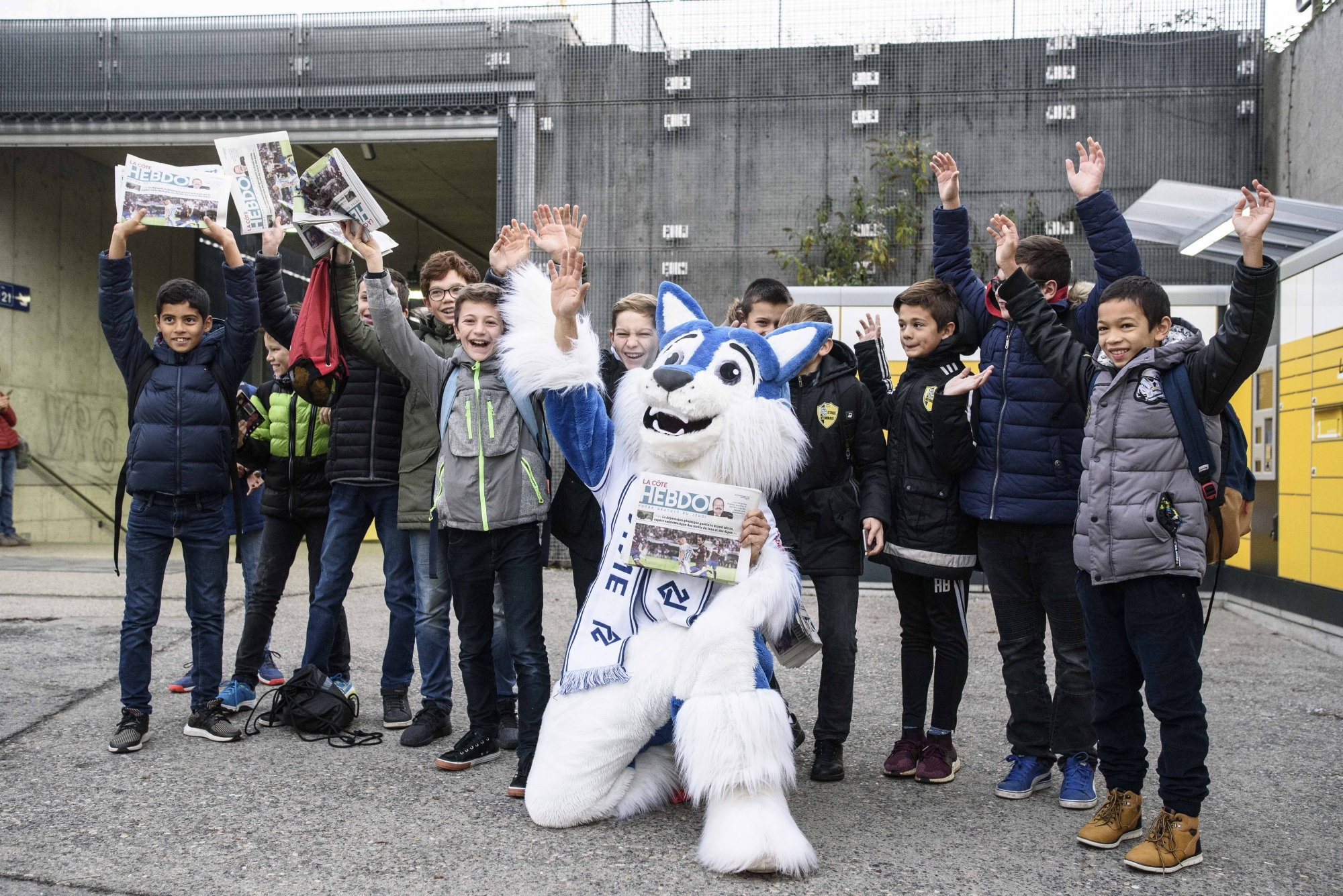 Loupo, la mascotte du Lausanne-Sport, était présente à la gare de Nyon pour distribuer "La Côte Hebdo".