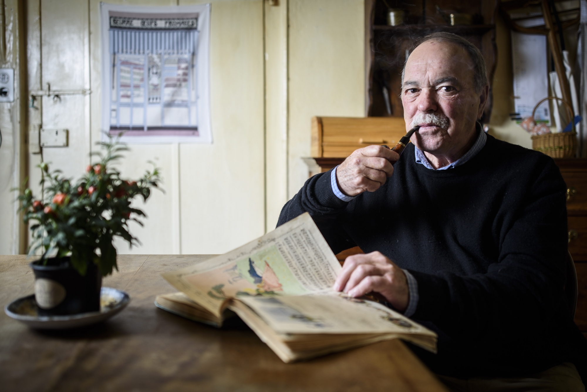 Jean-Luc Dépraz feuillette l'almanach de son arrière-grand-mère, point de départ de son récit.