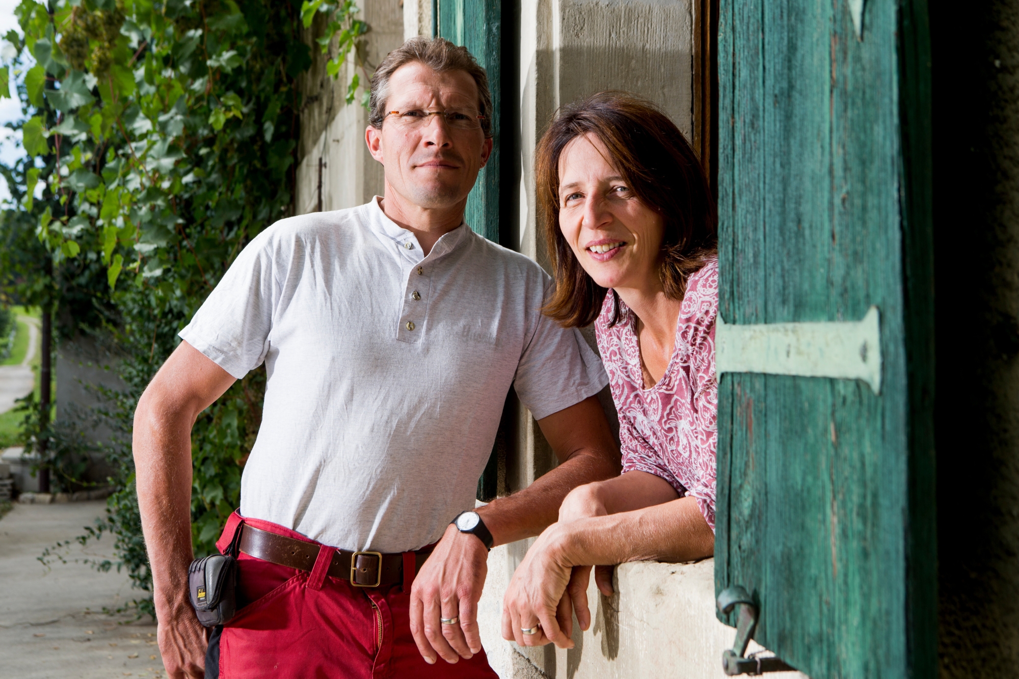 Samuel et Barbara Baumgartner dans la cour de leur domaine de Bois-Bougy.