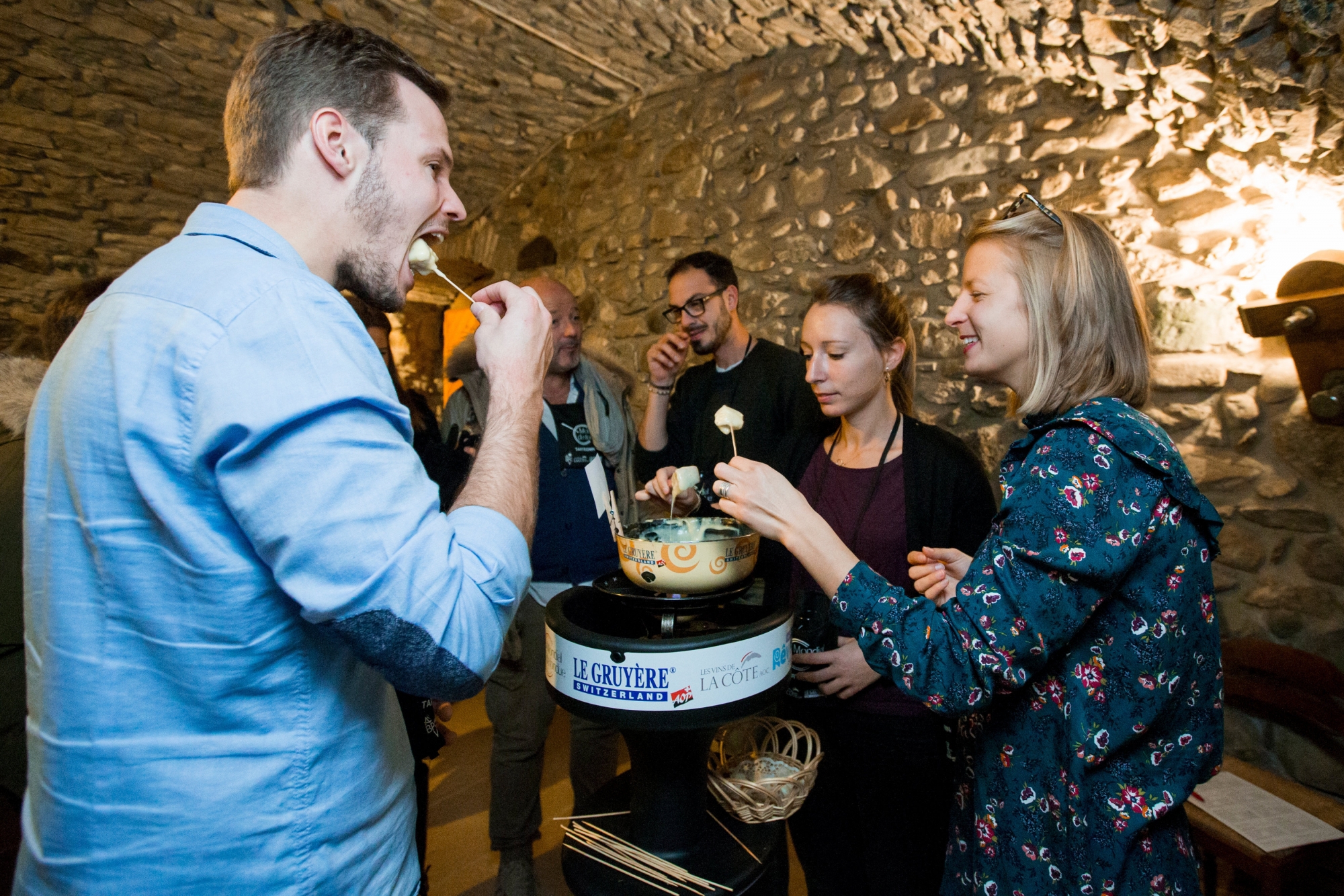 La fondue créée la bonne humeur et fait le beurre de tous les acteurs.