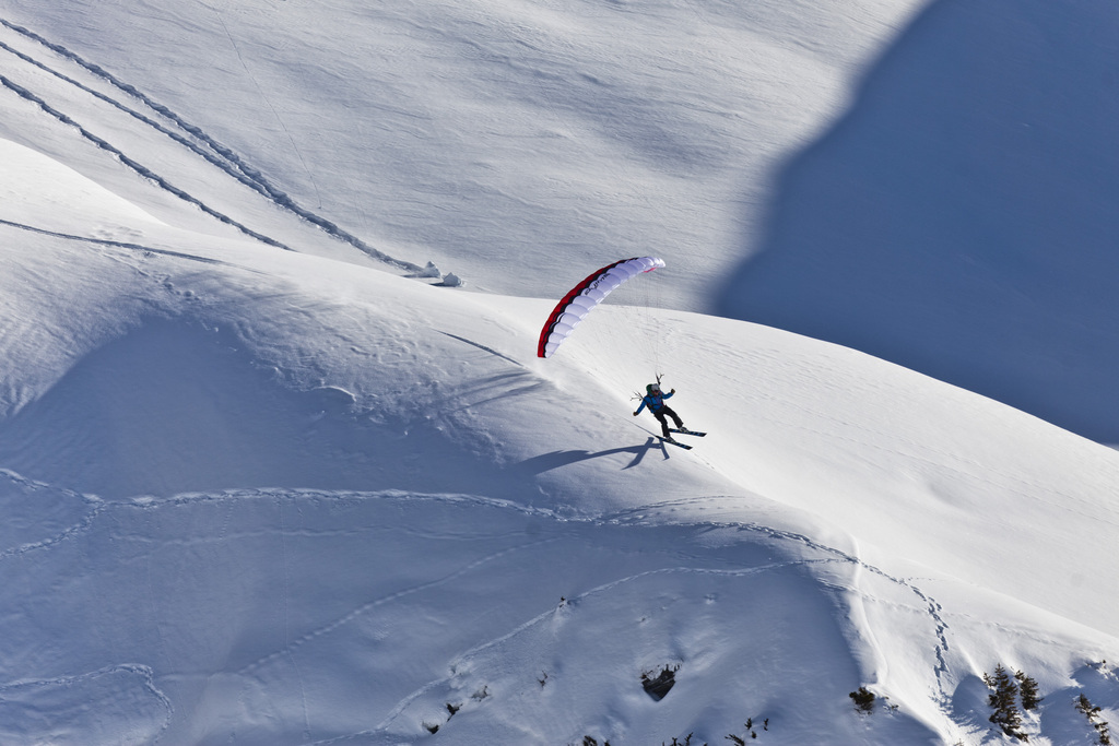 Le "speed riding" est un sport associant une petite voile de parapente aux skis, afin de pouvoir alterner phases de vol et de glisse.