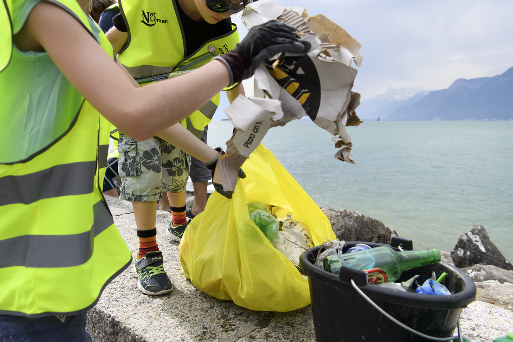 Les détritus et les emballages jetés inconsidérément dans la nature constituent l'autre grande source de pollution au plastique du lac, soit environ 10 tonnes par année. (illustration)