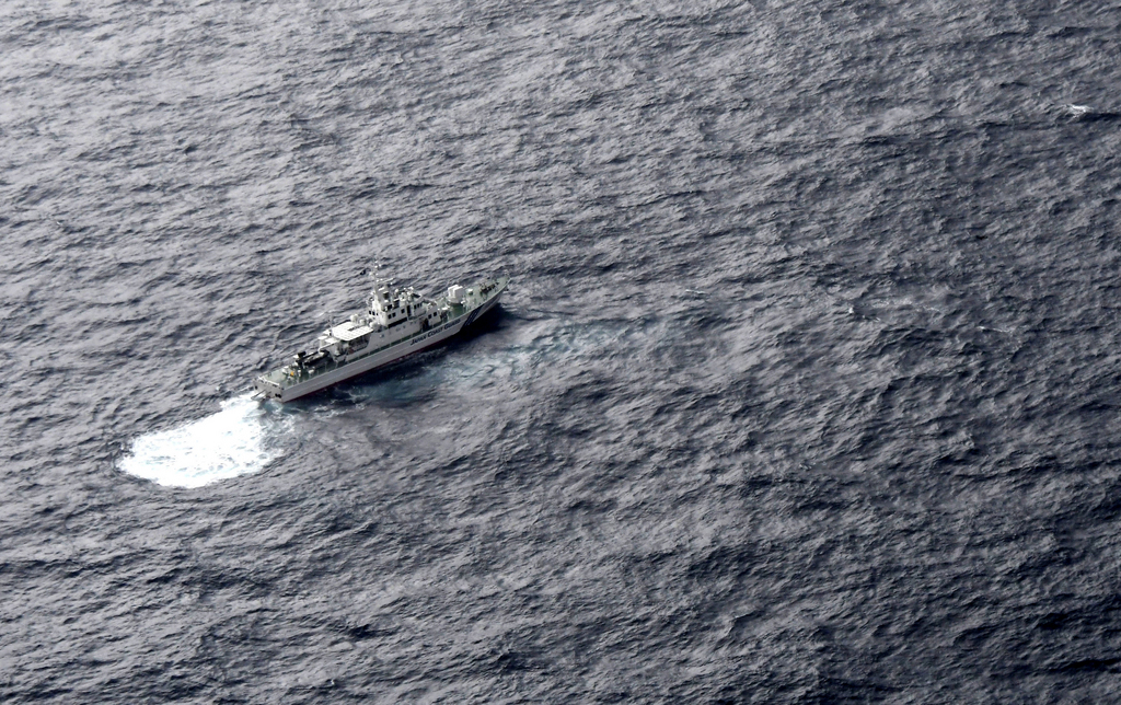 Les gardes côtes japonais en mer en soutien aux recherches des avions militaires américains qui se sont écrasés suite à une collision. 