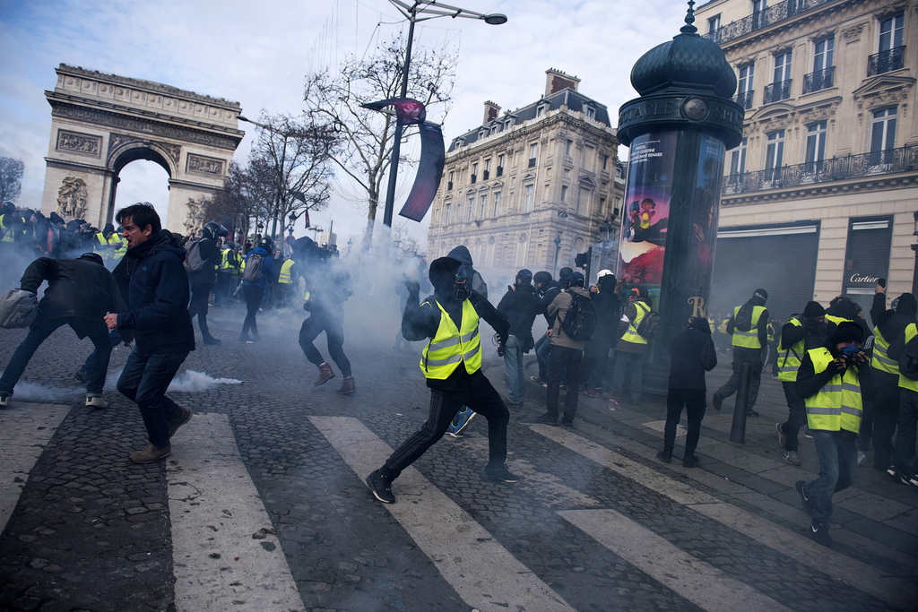 La tension monte à Paris pendant la révolte des "Gilets jaunes".