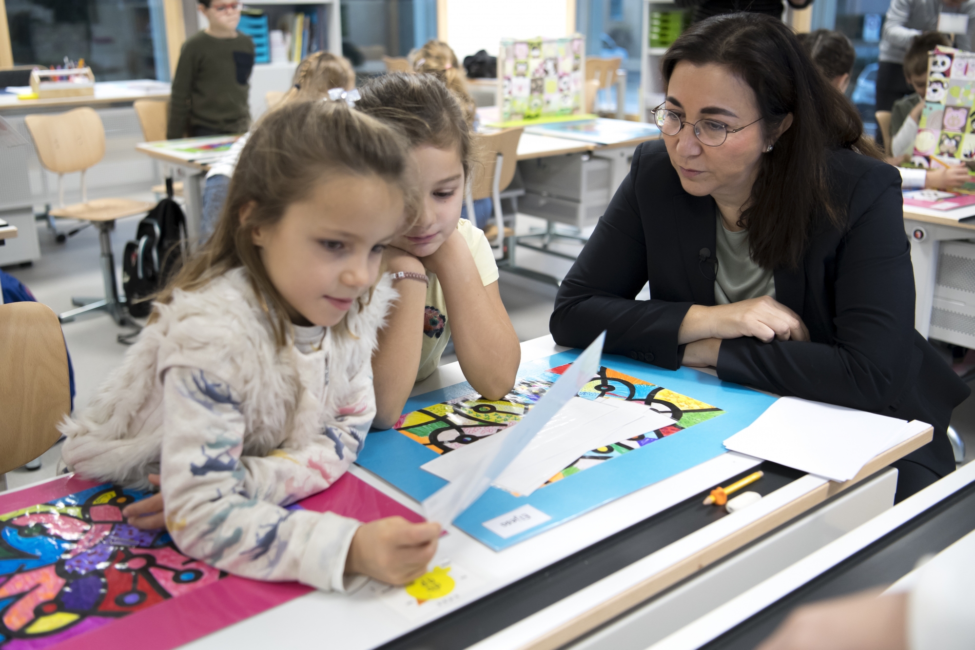 La conseillère d'Etat vaudoise Cesla Amarelle parle avec des élèves de 3 P (6-7 ans) qui participent à un cours d’éducation numérique débranchée.