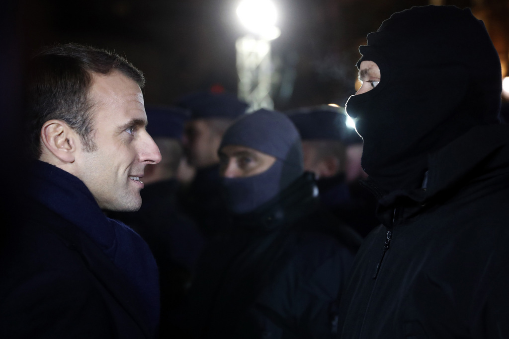 La popularité du Président français, Emmanuel Macron est en chute libre (ici en visite à Strasbourg le 14 décembre suite à l'attaque du marché de Noël). 