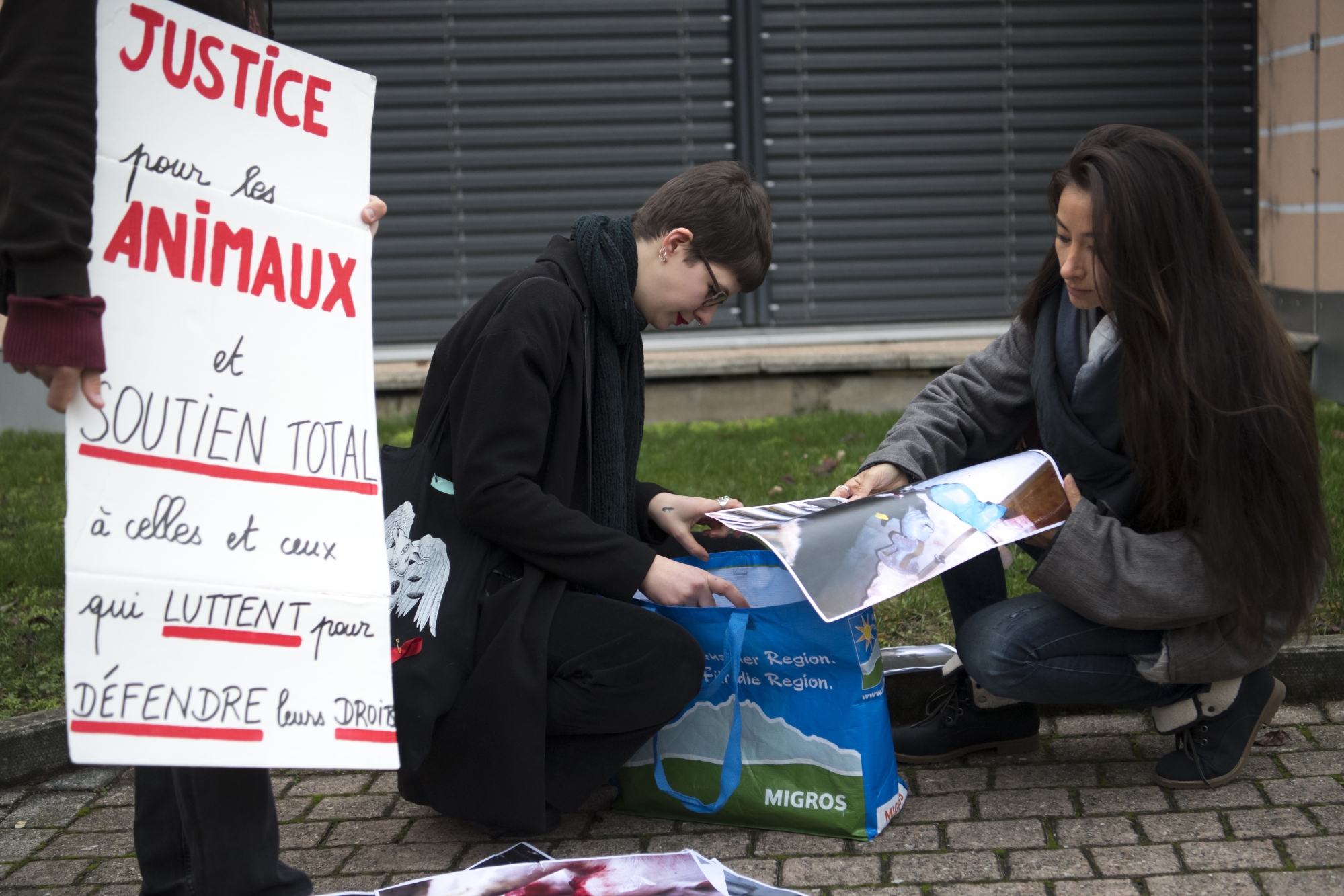 Elisa Keller, gauche, porte-parole de l'association 269Life Liberation Animale Suisse et coaccusée du vol de 18 cabris à Rolle, devant Tribunal d'arrondissement de La Côte à Nyon, en compagnie de Virginia Markus, droite, militante antispeciste. 