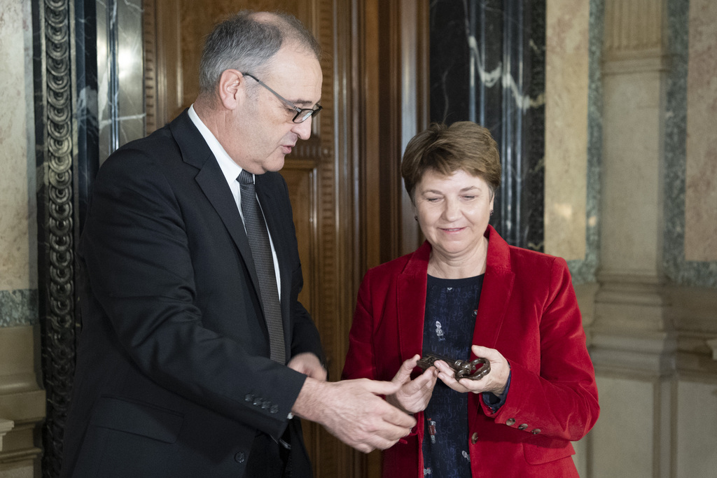 Devant les médias, Viola Amherd a affirmé se réjouir de reprendre les rênes du Département fédéral de la défense, de la protection de la population et des sports (DDPS).