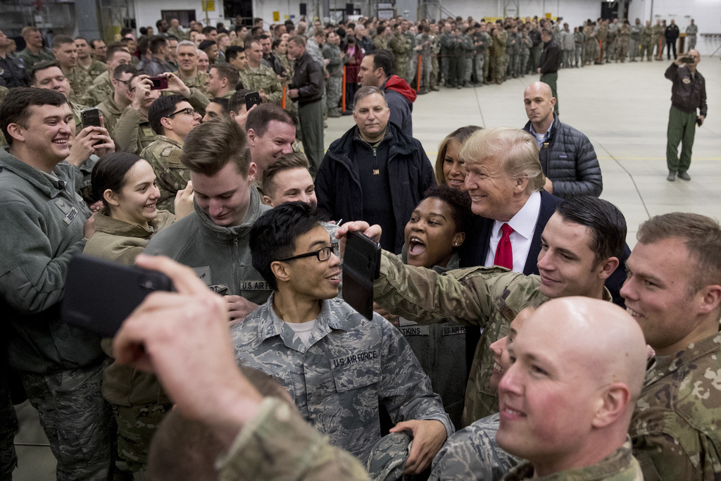 Donald Trump a rencontré les troupes américaines stationnées à la base aérienne de Ramstein, dans l'ouest de l'Allemagne.