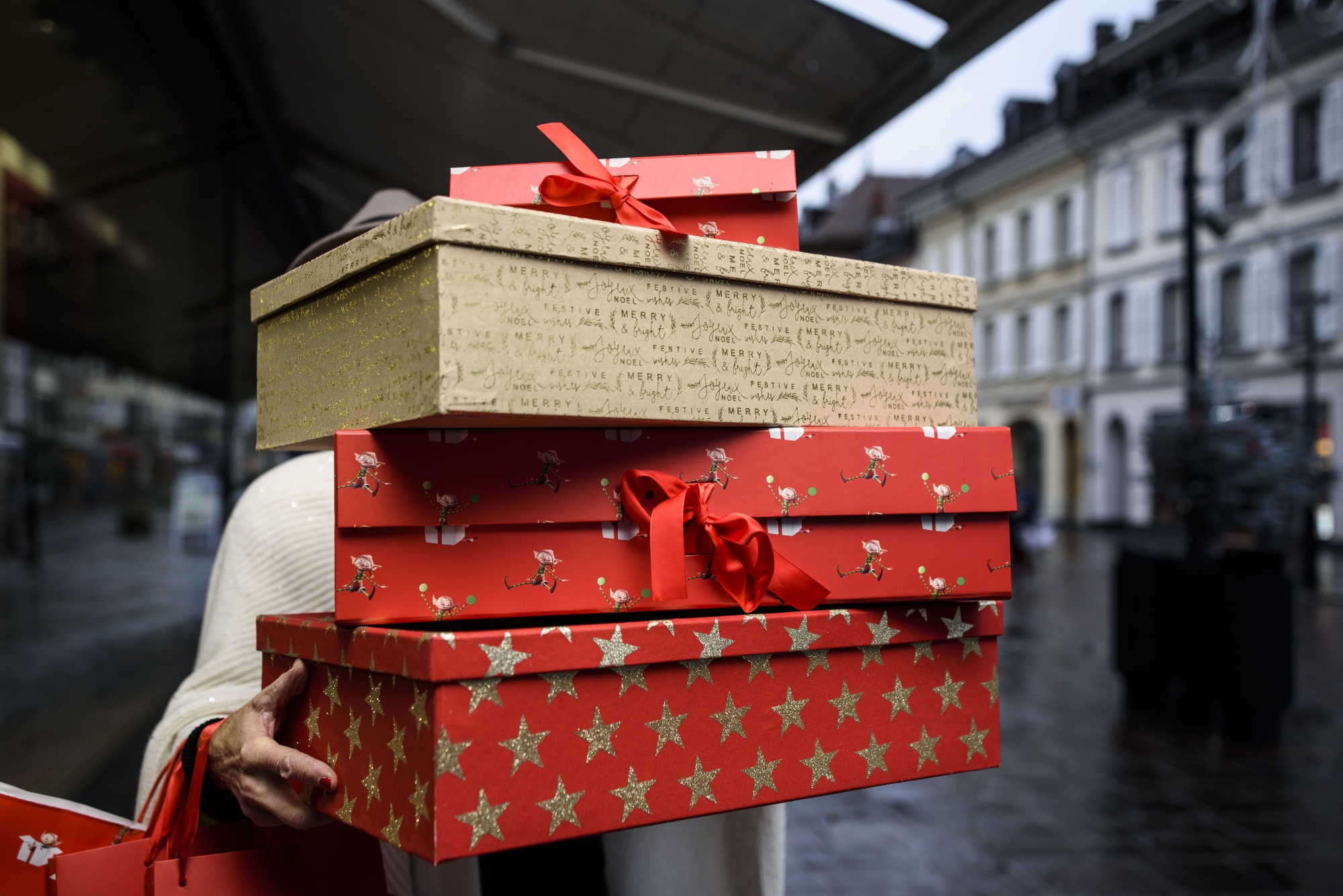 Trouver le bon cadeau, pas toujours évident. Les conseils des commerçants, l'originalité de leurs produits et la touche terroir sont des arguments pour acheter local et offrir un Noël aux enseignes du coin.