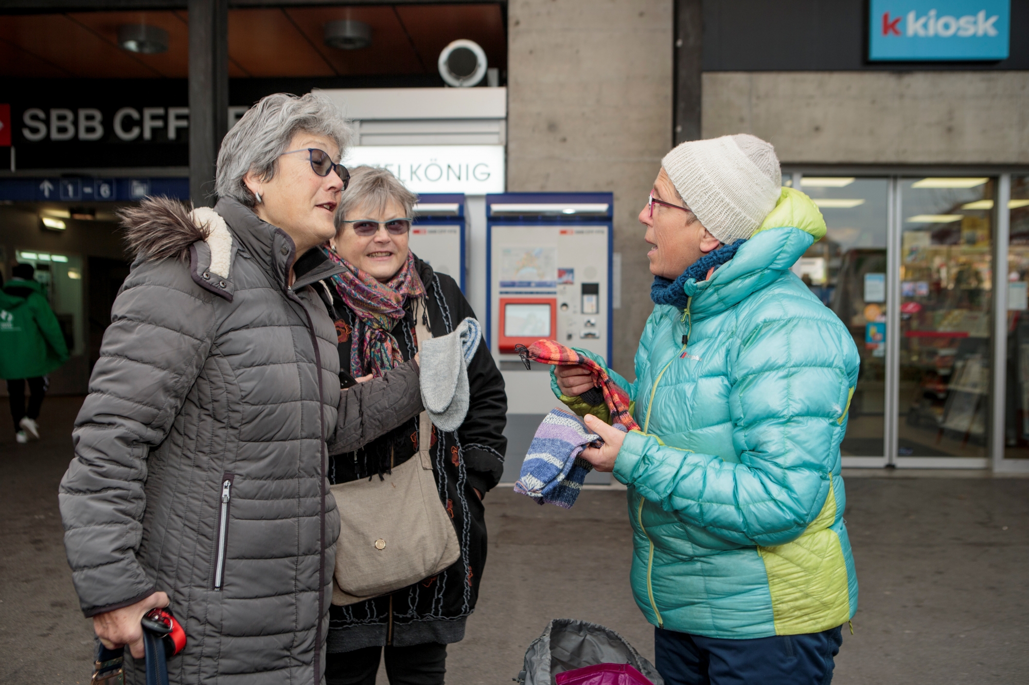 Pascale Madelon (à dr.) qui récolte des chaussettes dans la région pour les donner aux sans-abri.