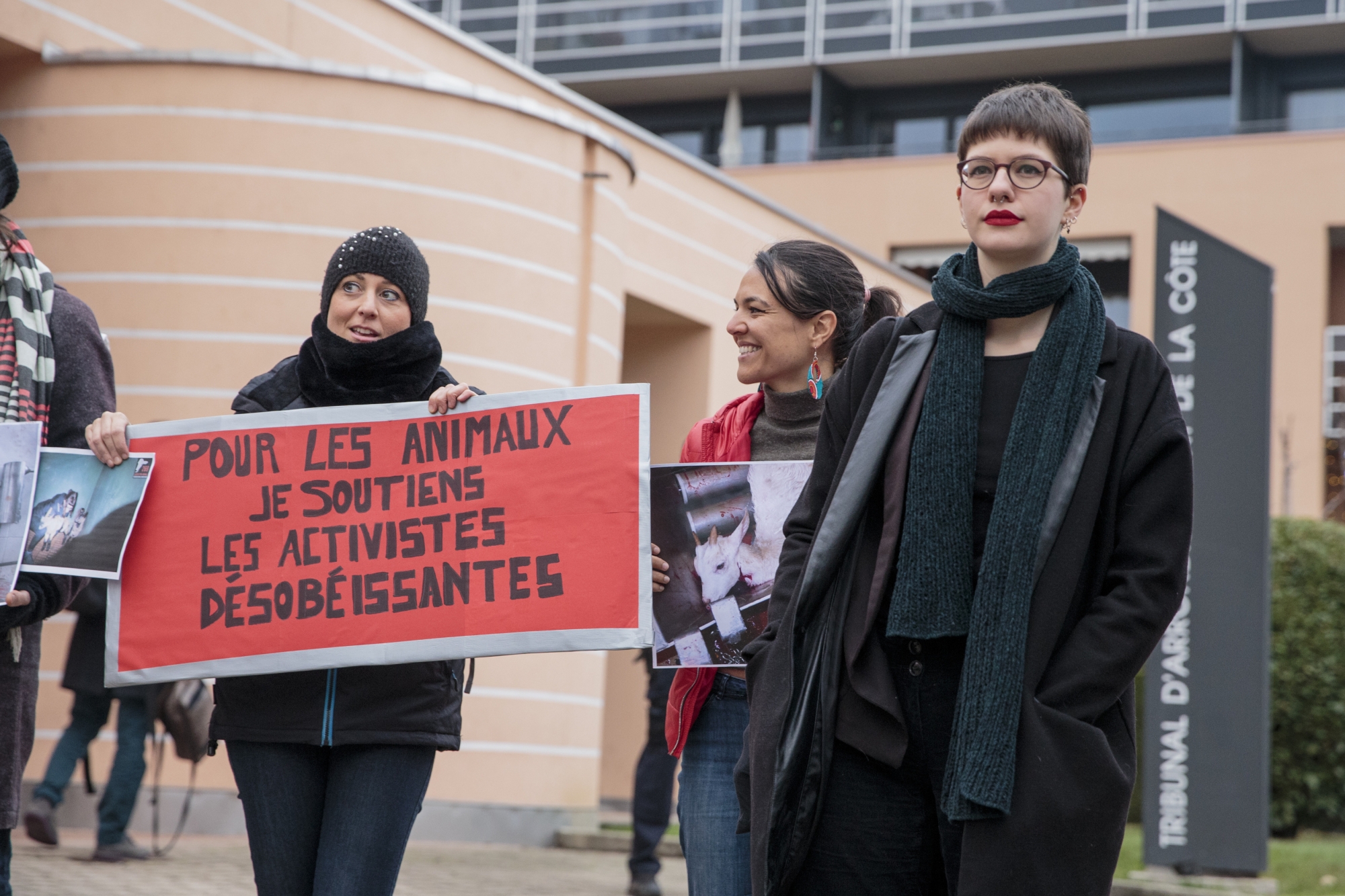 Elisa Keller (à droite), une des deux prévenues, a été soutenue par des antispécistes, membres de 269 Life Liberation Animale Suisse.