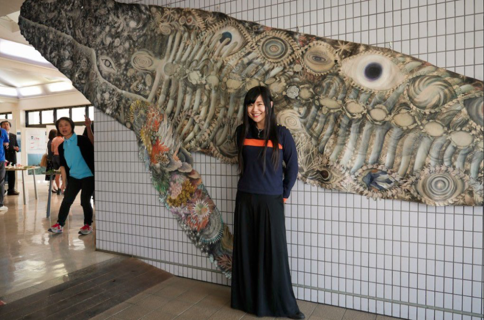 La fresque "l'oeil de la baleine" est exposée au Trocadero de Paris. Son auteure veut sensibiliser l'opinion sur les danger que subissent les océans (Capture d'écran Twitter).