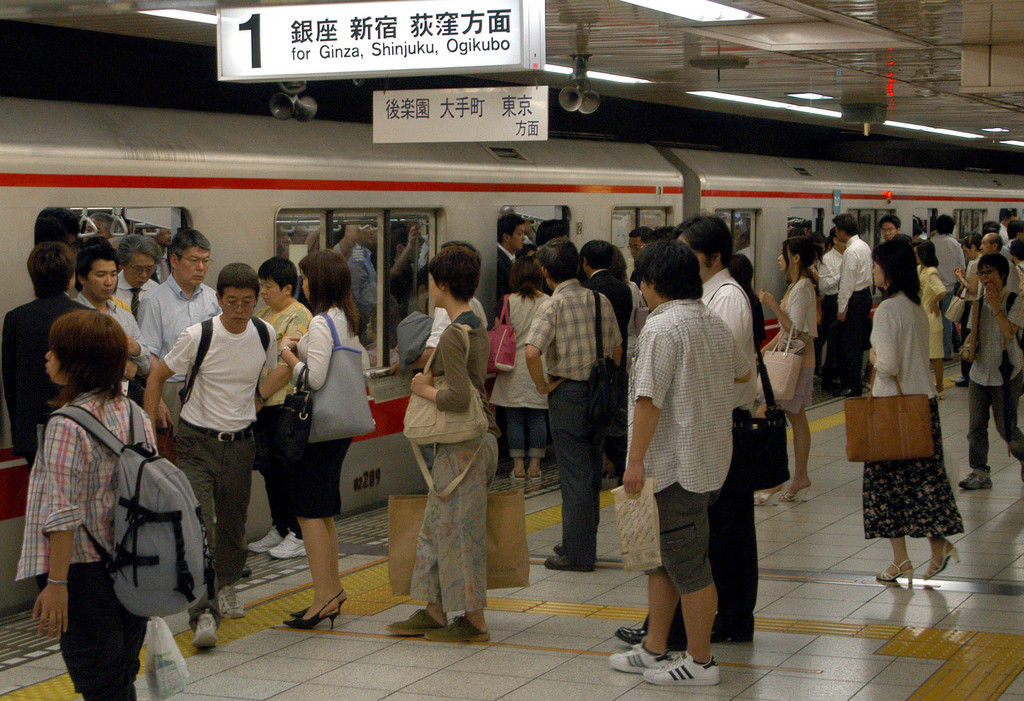 Plus de 76'000 passagers empruntent la ligne Tozai entre 07h50 et 08h50, soit le double de sa capacité. (Archives)