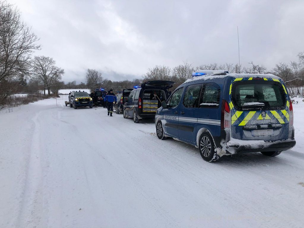 Des débris de l'appareil ont été retrouvés. Mais pas de traces du pilote et de son navigateur.