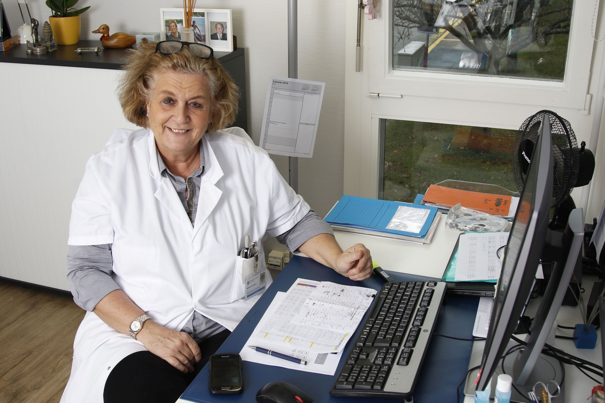 Dernière garde du nouvel an avant la retraite pour Ingeborg Van Hollebeke, dans son bureau à Direction des soins de l'Hôpital de Morges.