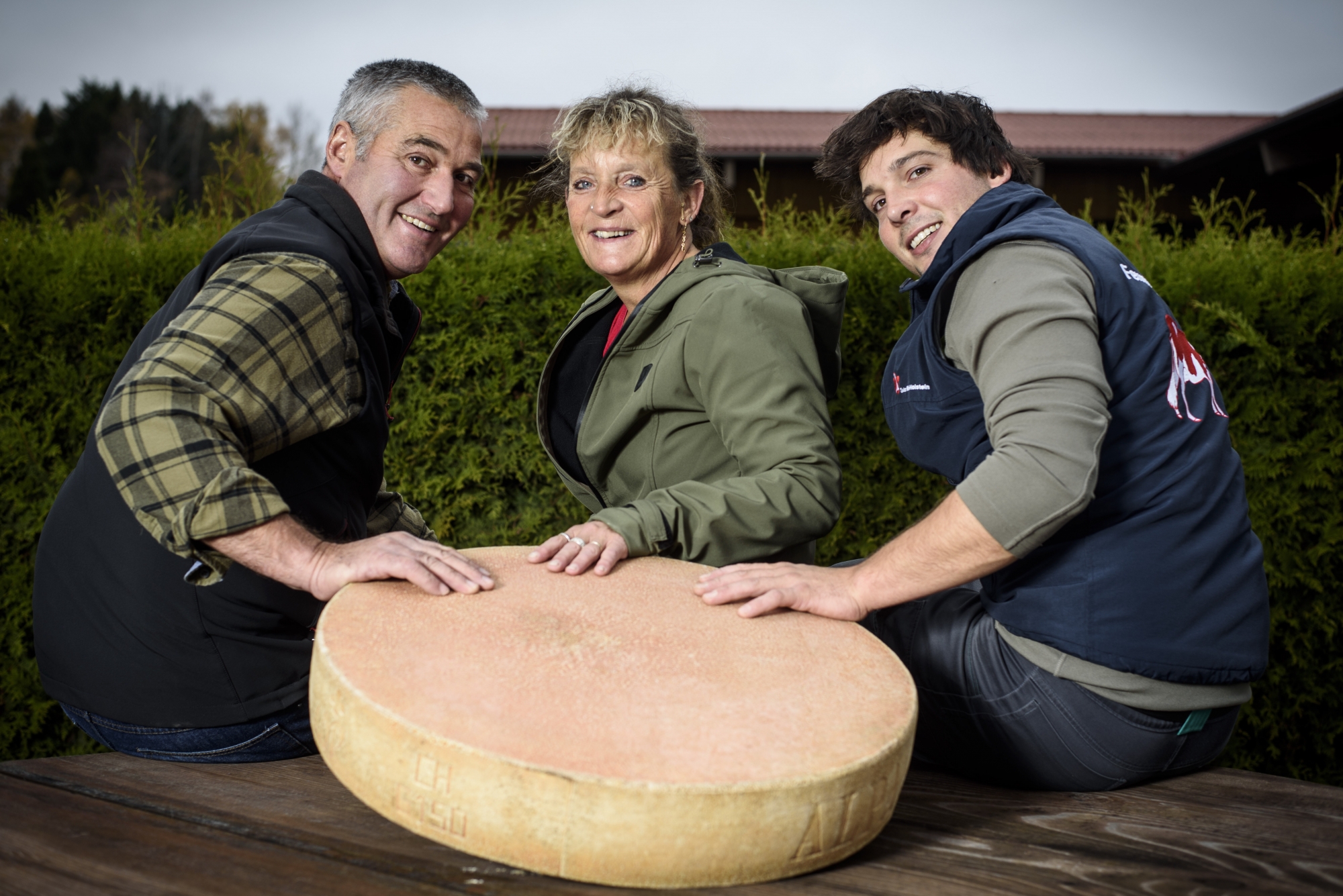 Maurice, Sonia et Germain Treboux sont les heureux tenants du titre de meilleur fromage de Suisse en 2018.