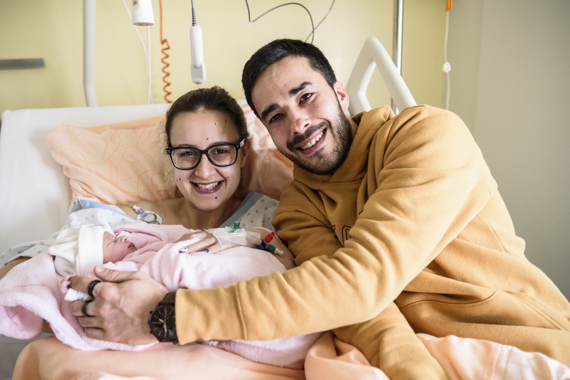 Eva, née le 2 janvier 2019 à 7h17 à l'Hôpital de Nyon, ici avec sa maman et son papa : Marisa Mendes et Michael Serrano.