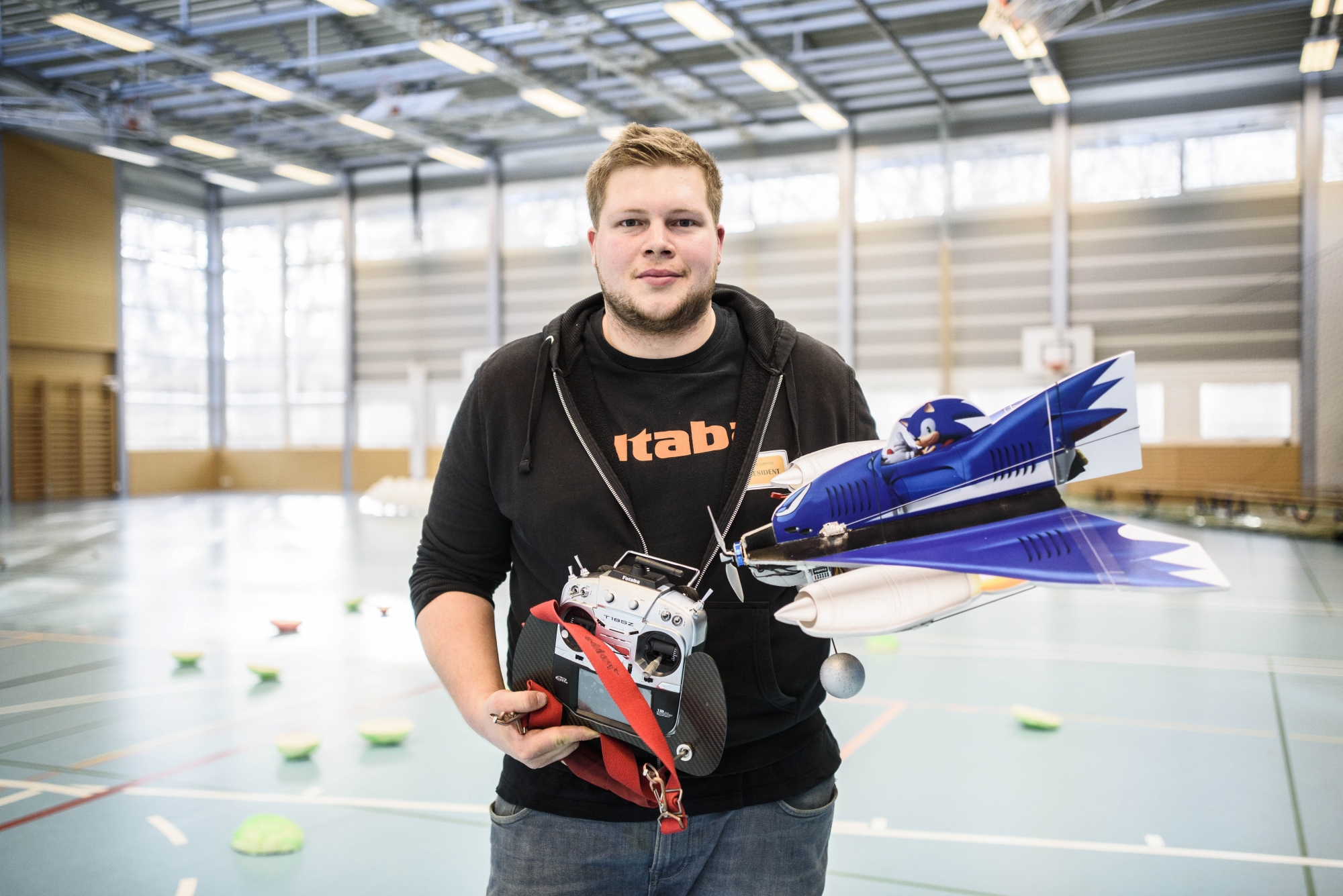 Arnaud Carrard, président du GAM, et son avion de voltige inspiré du jeux vidéo "Sonic". aventures de Sonic,