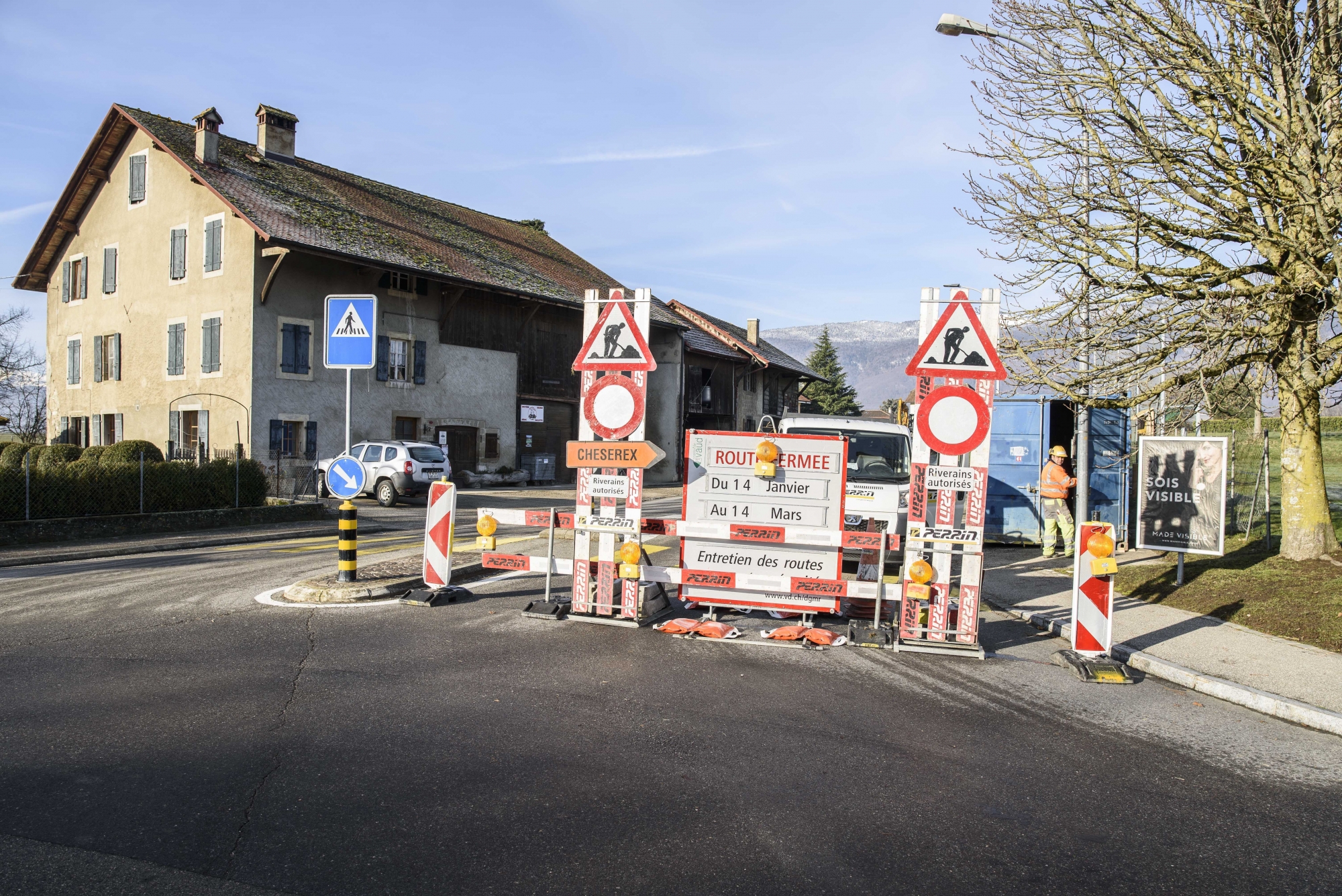 La route entre Grens et Chéserex est fermée pour un maximum de deux mois, afin de remettre à neuf la chaussée, ses structures, et aménager un bout de trottoir.