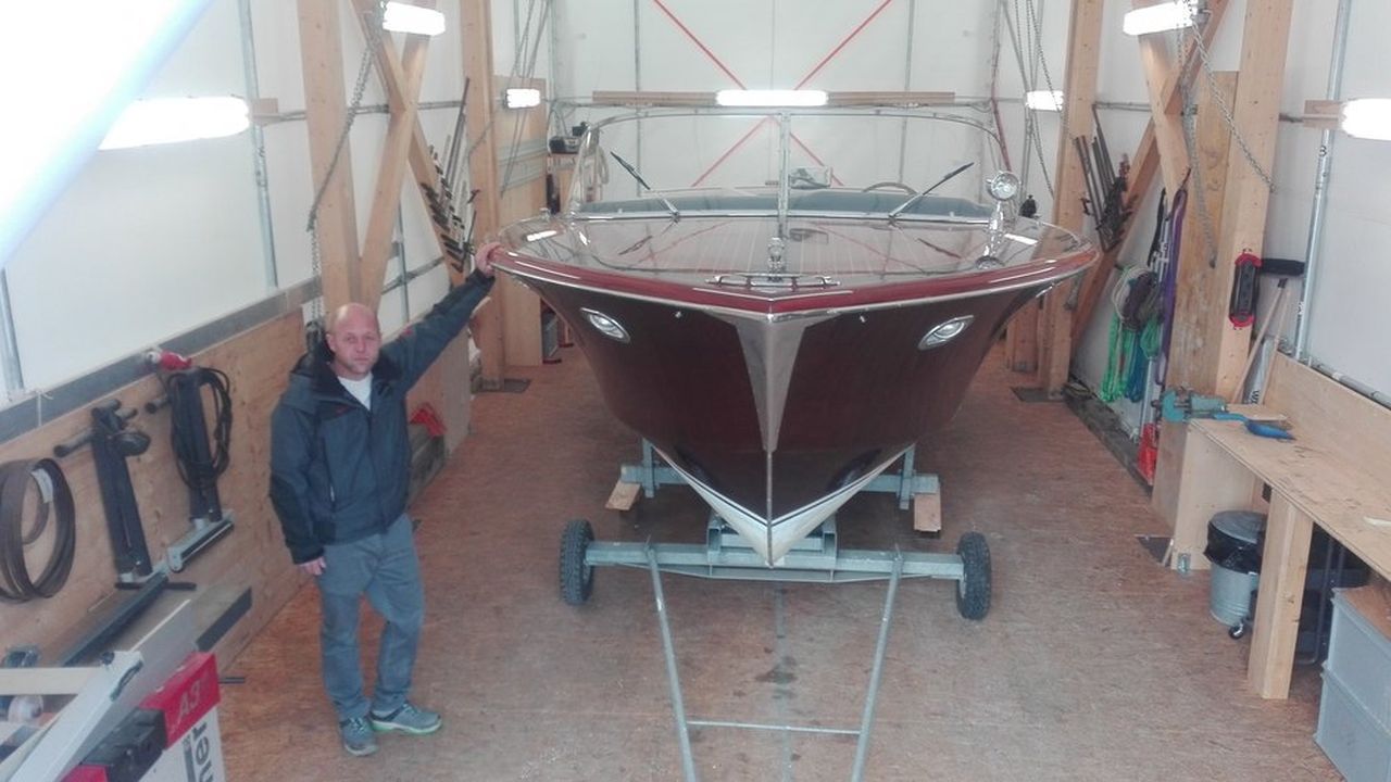 Antoine Matthey-Jaquet, co-fondateur de Nautic Art à Founex, est un spécialiste de la restauration des bateaux en bois. Ici l'un des modèles sous une tente du chantier.