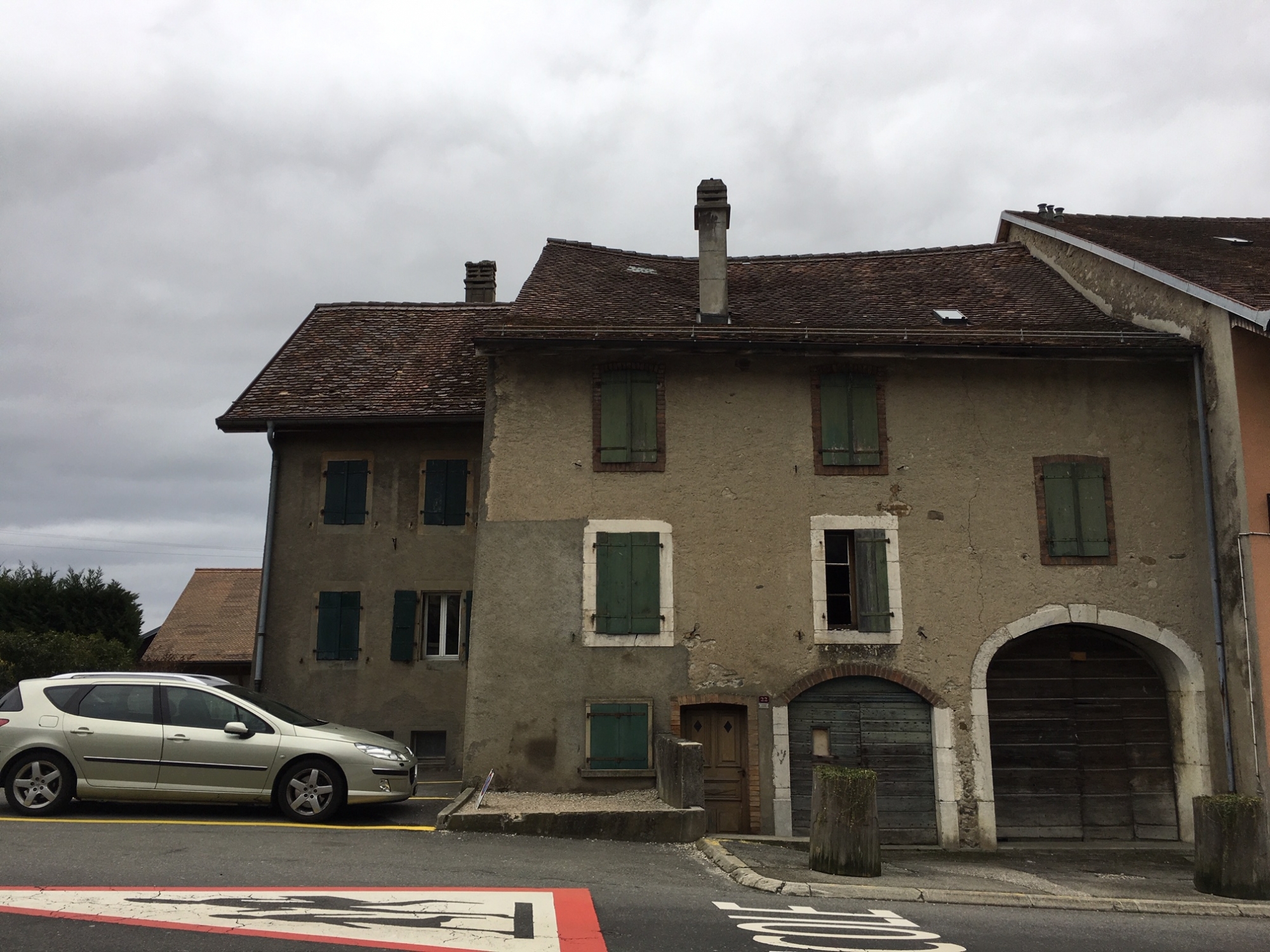 Il est prévu de démolir les deux bâtiments (à g. l'école).