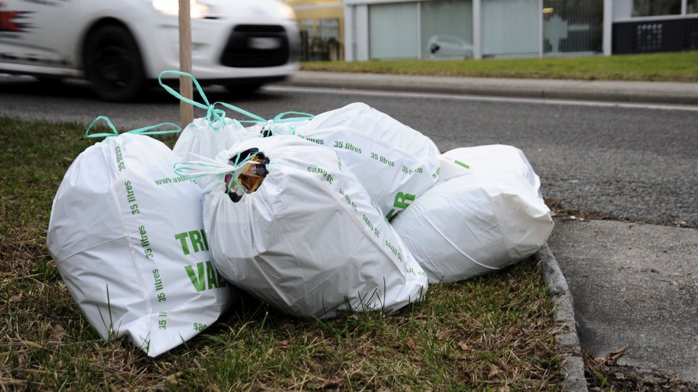 Des sacs-poubelles sur la voie publique (photo d'illustration).
