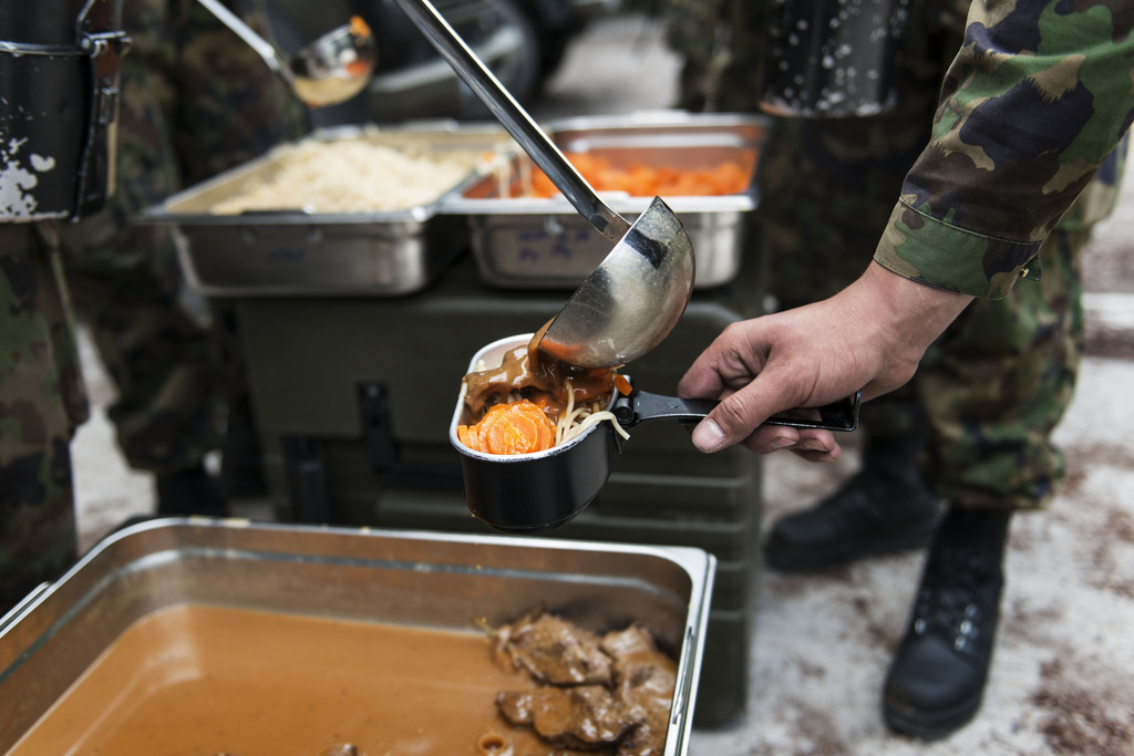 Les cuisiniers s'adaptent aux demandes des soldats.