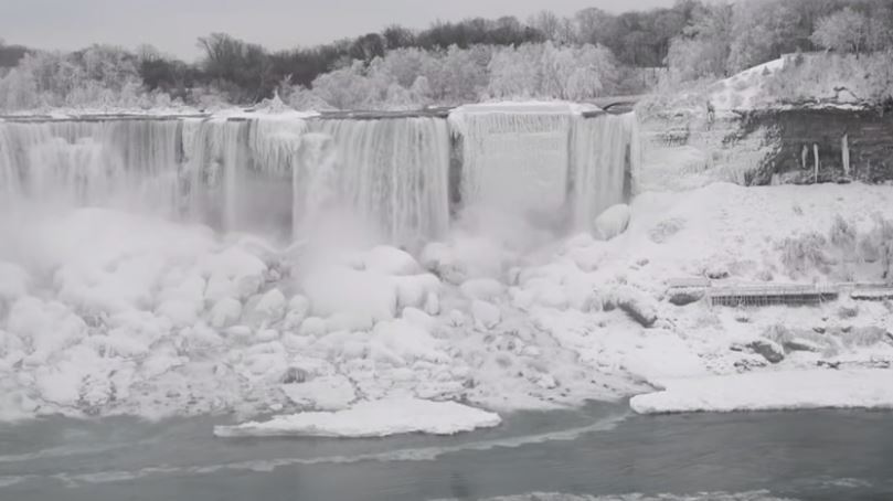 Les chutes du Niagara sont immaculées et en partie gelées.