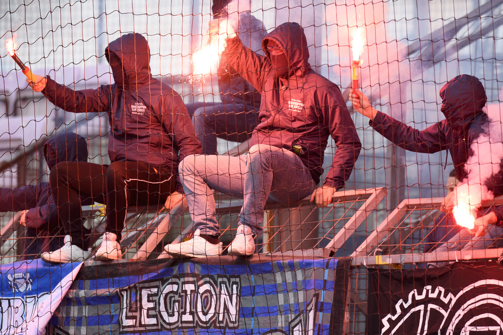 Deux hooligans sur trois répertoriés en Suisse sont liés à des clubs de football (illustration).